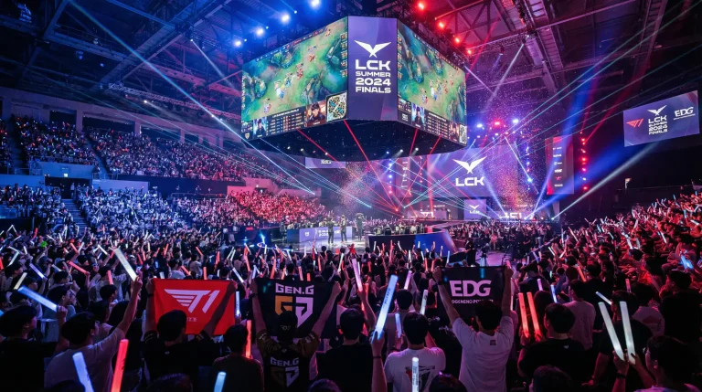 Foule de spectateurs dans une arène esport regardant un match League of Legends sur grand écran