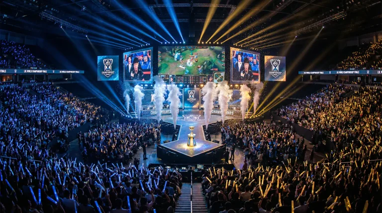 Scène de la finale des Worlds League of Legends dans une grande arène esport